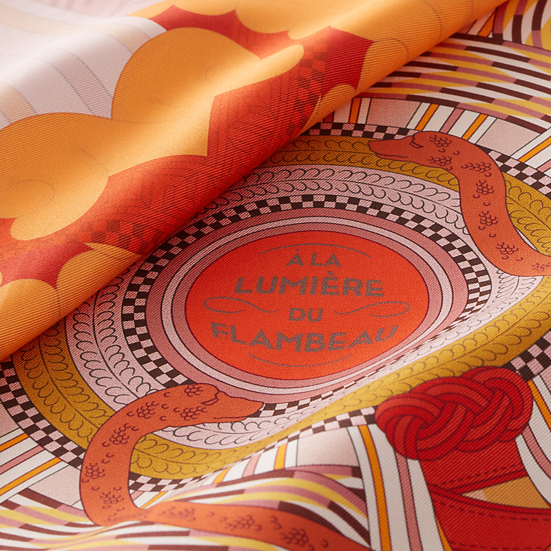A la Lumiere du Flambeau 더블 페이스 스카프 90 | Hermès